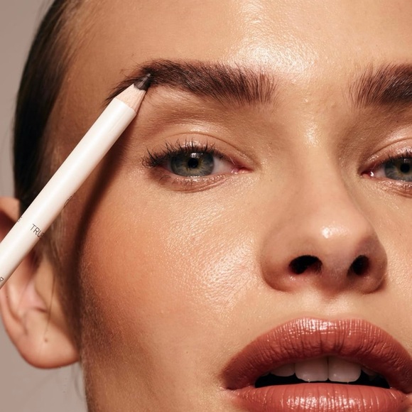 True + Luscious Brow Definer Pencil in Taupe Pomade & Powder Combo - Picture 5 of 8